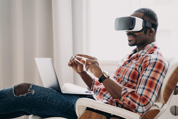 Afroamerikaner in Freizeitkleidung ist Geschäftsmann Guy im vr-Headset im Home Office