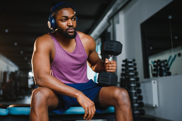 Afroamerikaner Mann in der Turnhalle