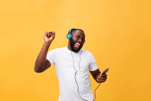 Afroamerikaner Mann mit Kopfhörern hören und tanzen mit Musik.