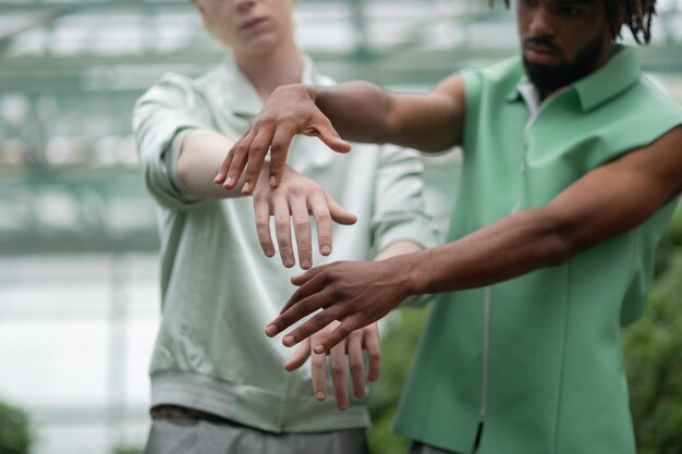 Afroamerikaner und blonder Mann, die Hände ausstrecken