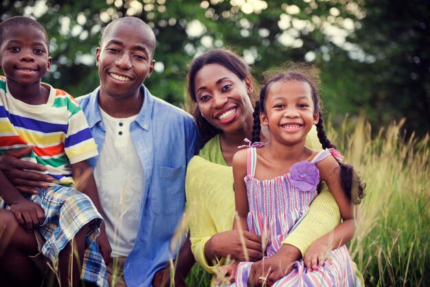 Afroamerikanerfamilie, die draußen Qualitätszeit genießt