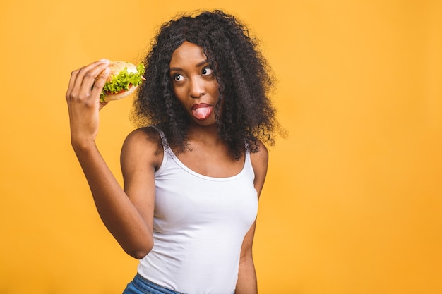 Afroamerikanerfrau, die Hamburger isst