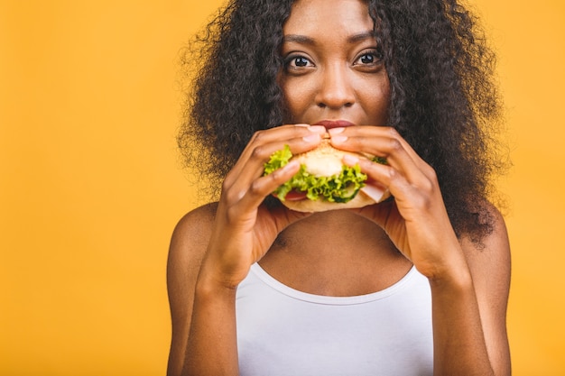 Afroamerikanerfrau, die Hamburger isst