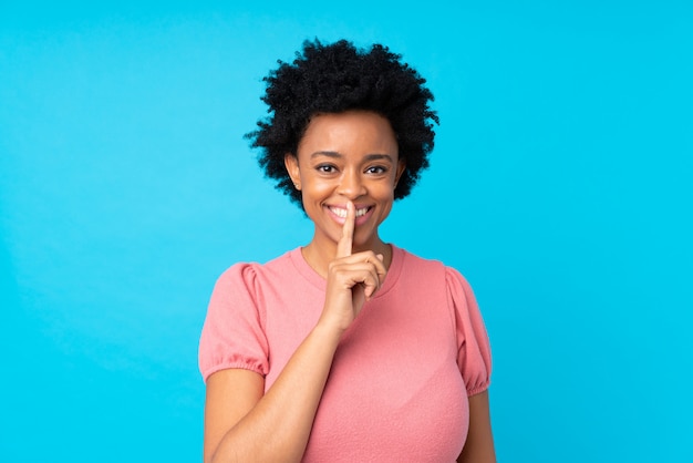 Afroamerikanerfrau über blauer Wand