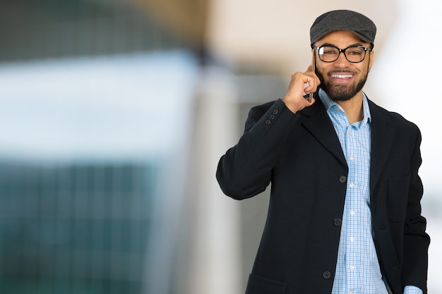 AfroamerikanerGeschäftsmann, der Handy verwendet