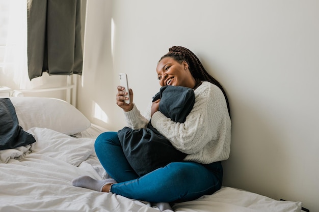 Afroamerikanerin, die Videoanrufe in sozialen Netzwerken und Verbindungen im Schlafzimmer tätigt