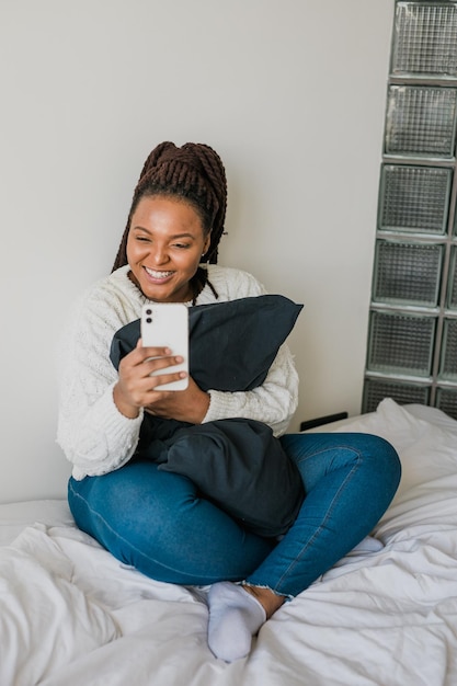 Afroamerikanerin, die Videoanrufe in sozialen Netzwerken und Verbindungen im Schlafzimmer tätigt