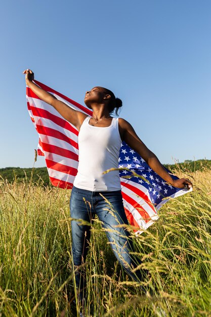 Afroamerikanerin in amerikanische Flagge gehüllt