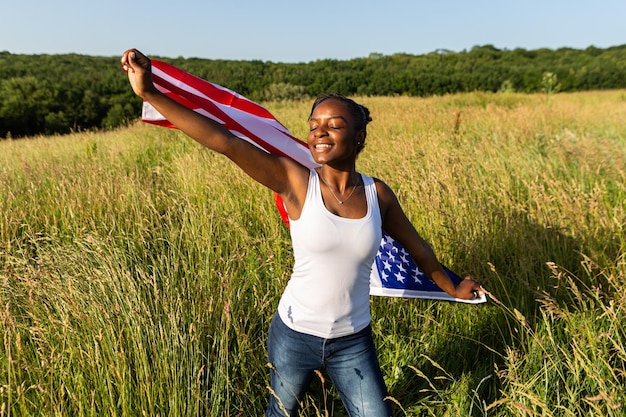 Afroamerikanerin in amerikanische Flagge gehüllt