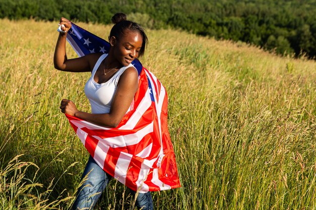 Afroamerikanerin in amerikanische Flagge gehüllt