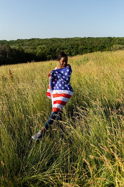 Afroamerikanerin in amerikanische Flagge gehüllt