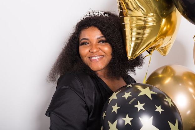 Afroamerikanerin mit Luftballons