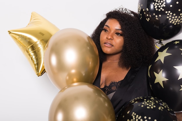 Afroamerikanerin mit Luftballons