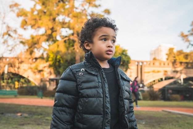 Afroamerikanerjunge am Park.