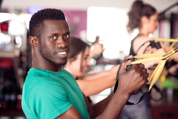 Afroamerikanermann, der Übungen im Fitnessstudio macht