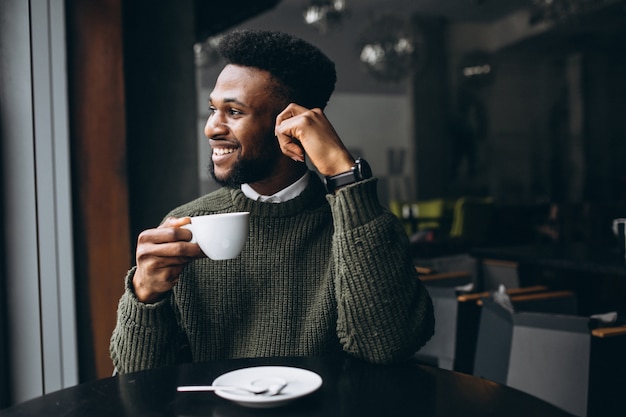 Afroamerikanermann, der Kaffee in einem Café trinkt