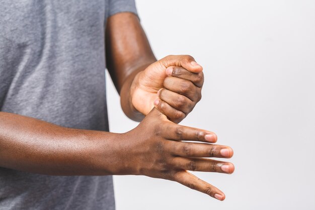 Afroamerikanermann mit Händedesinfektionsmittel