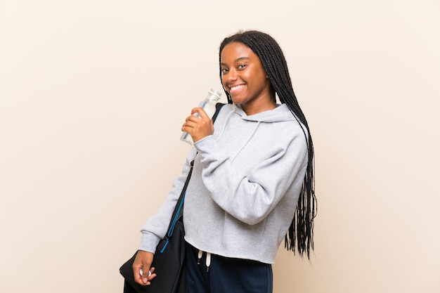 Afroamerikanersport-Jugendlichmädchen mit dem langen umsponnenen Haar