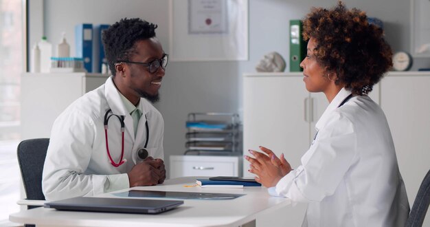 Foto afroamerikanische ärzte diskutieren im klinikbüro