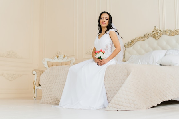 Afroamerikanische Braut im Kleid am Morgen, die sich auf die Hochzeit in einem Hotelzimmer vorbereitet