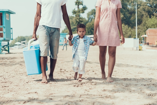 Afroamerikanische Familie ruht sich am Strand aus
