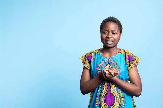 Afroamerikanische Frau betet und spricht mit Jesus im Studio