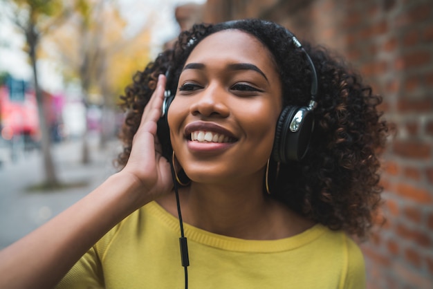 Afroamerikanische Frau, die Musik hört