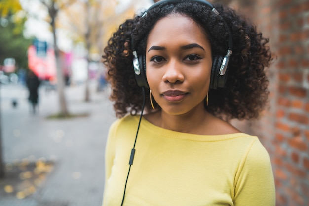 Afroamerikanische Frau, die Musik hört