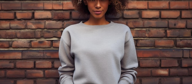 Foto afroamerikanische frau im grauen sweatshirt am holzzaun, platz für text, modische freizeitkleidung, unberührt