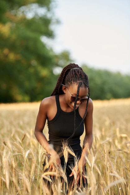 Afroamerikanische Frau in einem Weizenfeld Afrikaner