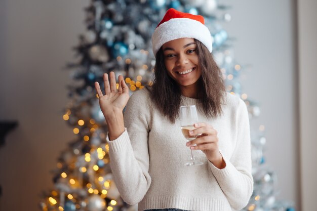 Afroamerikanische Frau mit Glas Champagner zu Hause