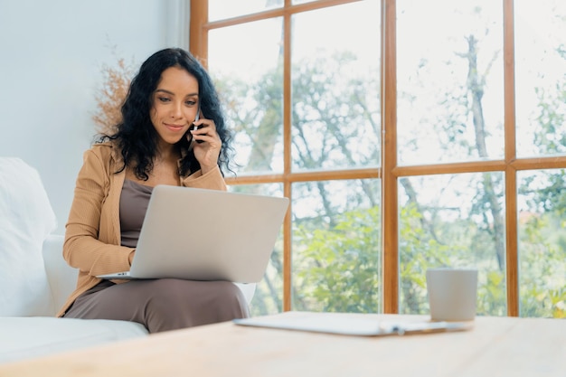 Afroamerikanische Frau nutzt Laptop für wichtige Arbeiten an der Internet-Sekretärin oder beim Schreiben von Online-Inhalten bei der Arbeit zu Hause