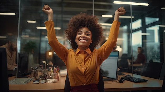 Afroamerikanische Geschäftsfrau aufgeregt am Arbeitsplatz und feiert den erfolgreichen Deal