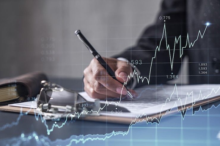 Foto afroamerikanische geschäftsfrau in formeller kleidung unterzeichnet den vertrag, geld in den internethandel an der börse und in die vermögensverwaltung zu investieren forex und finanzhologrammdiagramm