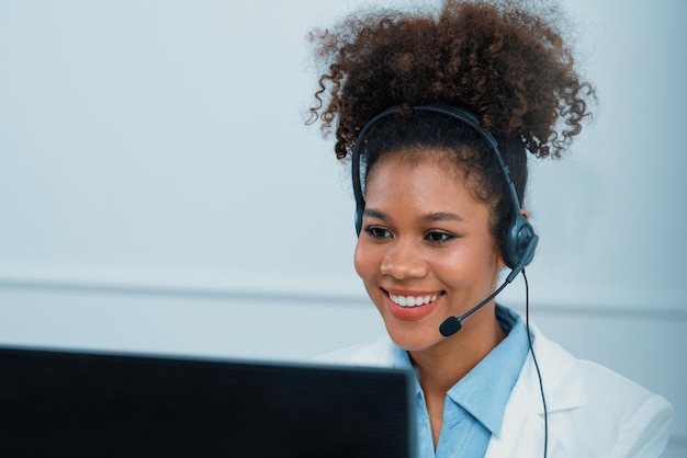 Afroamerikanische Geschäftsfrau mit Headset arbeitet im Büro, um wichtige Kunden oder Kollegen aus der Ferne zu unterstützen. Call-Center-Telemarketing-Kundenbetreuer bieten Service per Videoanruf an