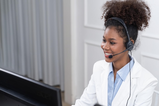 Afroamerikanische Geschäftsfrau mit Headset arbeitet im Büro, um wichtige Kunden oder Kollegen aus der Ferne zu unterstützen. Callcenter-Telemarketing-Kundenbetreuer bieten Service per Videoanruf an