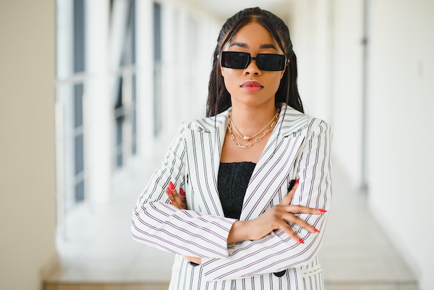 Afroamerikanische Geschäftsfrau mit Sonnenbrille