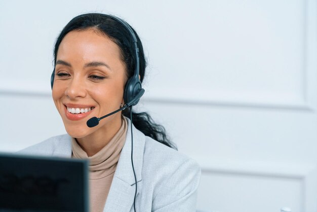 Afroamerikanische Geschäftsfrau trägt Headset und arbeitet in einem wichtigen Büro