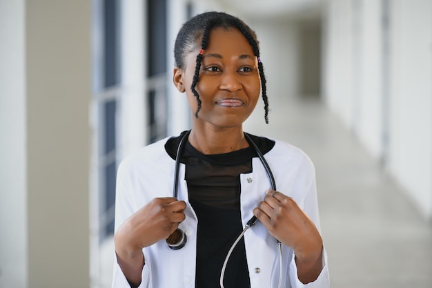 Afroamerikanische Ärztin im Krankenhauskorridor