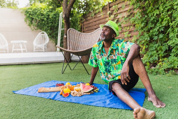 Afroamerikanischer älterer Mann beim Picknick im Freien