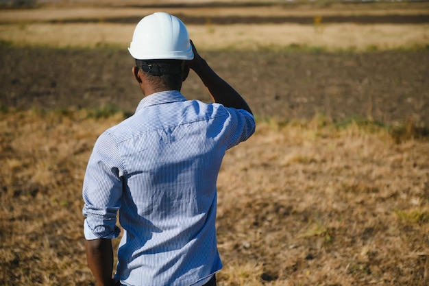 Afroamerikanischer Arbeiter in einem Bauhelm