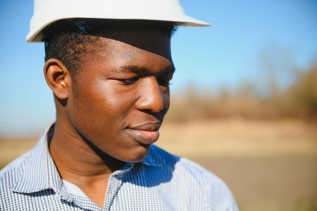 Afroamerikanischer Arbeiter in einem Bauhelm