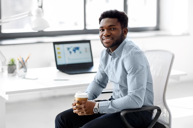 afroamerikanischer Geschäftsmann mit Kaffee im Büro