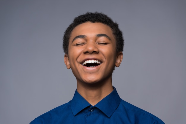 Afroamerikanischer Junge Mit Guter Laune Lächelt Auf Kamera.