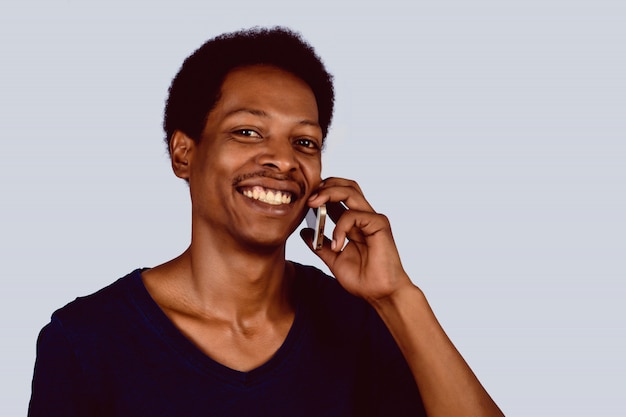 Afroamerikanischer Mann, der am Telefon spricht.