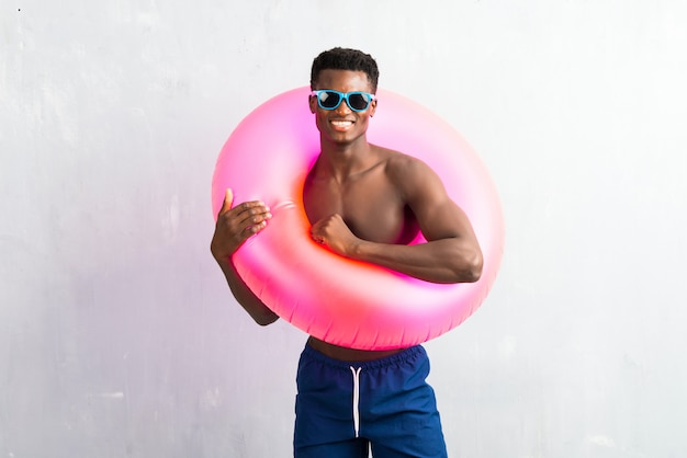 Afroamerikanischer Mann, der Sommerferien mit Hin- und Herbewegung genießt