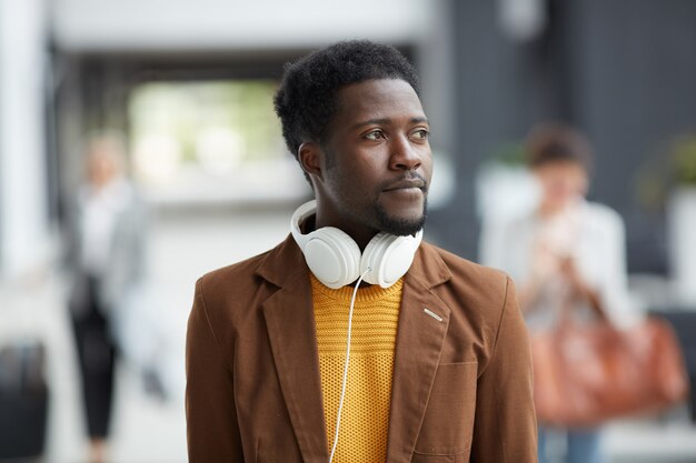 Afroamerikanischer Mann, der über Flughafen geht