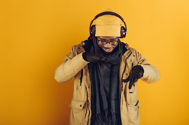 Afroamerikanischer Mann mit Kopfhörern, der Musik hört