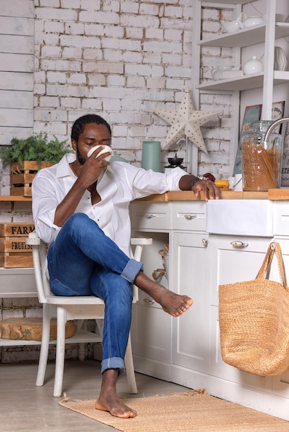 Afroamerikanischer schwarzer Mann, der Frühstück oder Mittagessen in der Küche zu Hause kocht, gesundes Lebensmittelkonzept