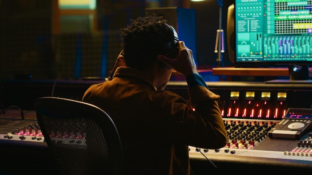 Afroamerikanischer Sounddesigner, der Tonale Schwankungen und Weißgeräusche beseitigt